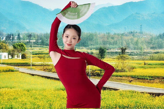 红色妖姬站起身来，那把黑枪又变回了手镯，带在他的手腕上面