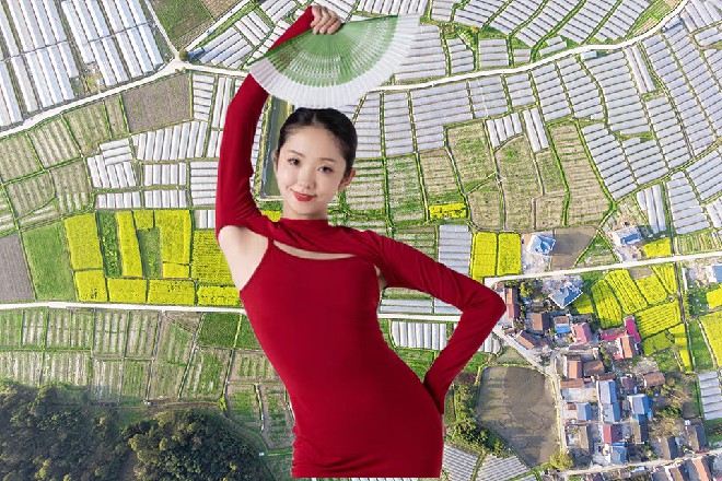 他反应飞快，直接拉开了浴室的门，怎么了，出了什么事