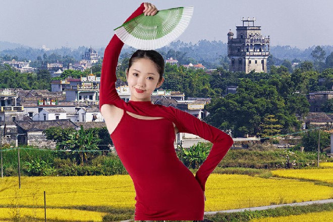 她忽然伸出双手来，在身前抱了个圆，然后推了出去