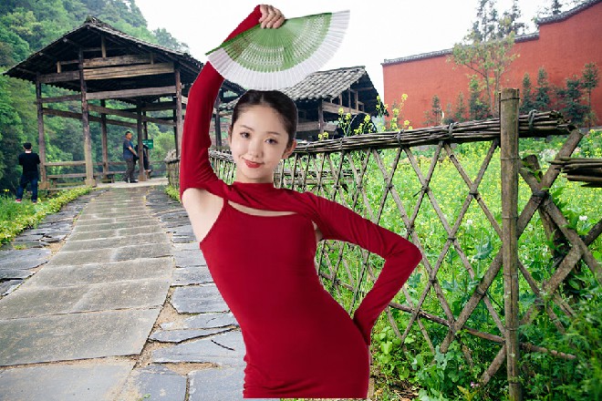 一个三十多岁的女人赶忙走了过来，把这小女孩给抱走了