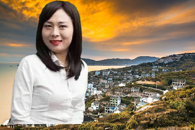 而旁边一个英国的小伙子忽然伸出手来，握住了若依的手