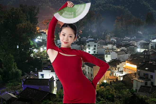 红色妖姬低头看着小鳄龟，只见它头晃了两下，似乎想说什么