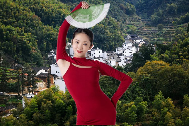 他连忙搀扶起坐在地上的中年男子，一个劲地嘘寒问暖