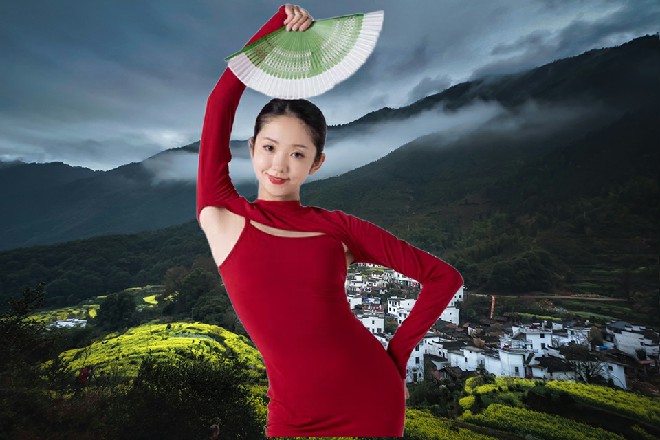 那茶水上面凝聚着他的气劲，直接在空中就击碎了那几个茶杯
