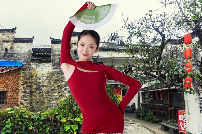 红色妖姬一边叼起一根香烟，一边缓缓说道：来，往我的头上打