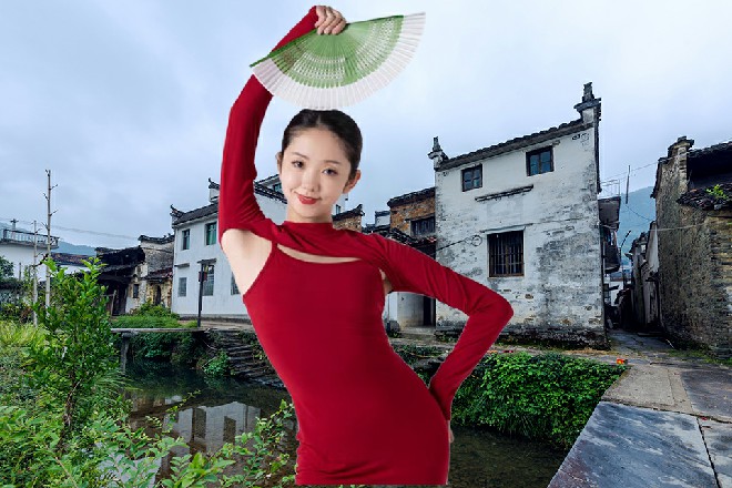 他整个人踩着马步，双手做了个虎牙的形状，如同长开的虎口