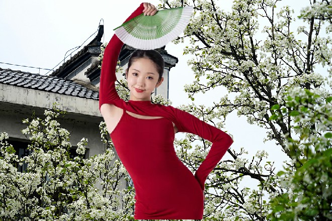 一群学冬社的人拎着砍刀冲了过来，周围的人全都吓跑了