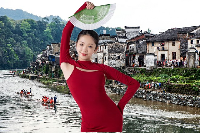 但红色妖姬更多动用的却是自己的肉身力量，凝聚在了右掌上面