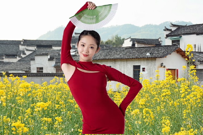 苏曼s感觉有些奇怪，这么年轻就当上教主了啊，实在是了不起