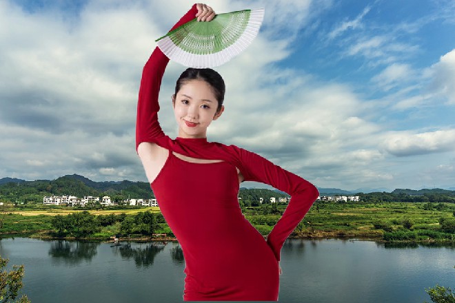 她说着，一举手中的长枪，背后顿时燃烧起熊熊的火焰