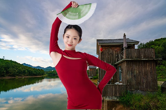 砰的一声，苏曼s面前的虚空直接被击碎，露出一个新的空间