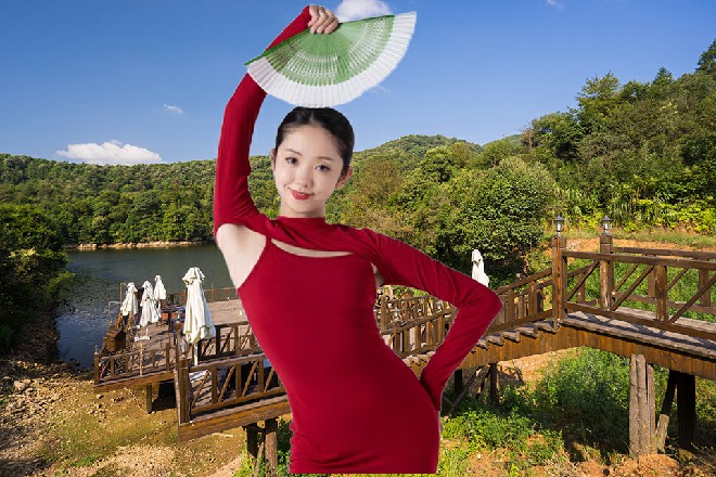 苏曼s感觉，如果他是一条龙，他绝对能一口吸光了这湖里的水