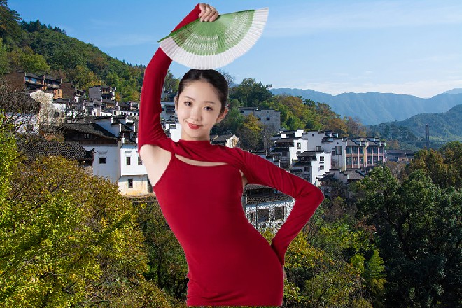 火焰散去的时候，苏曼s手掌一压，整个人重新落回到天台上