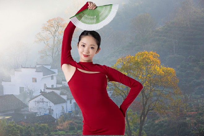 在他身后是一道铁门，应该是通往无上剑尊所在的地方
