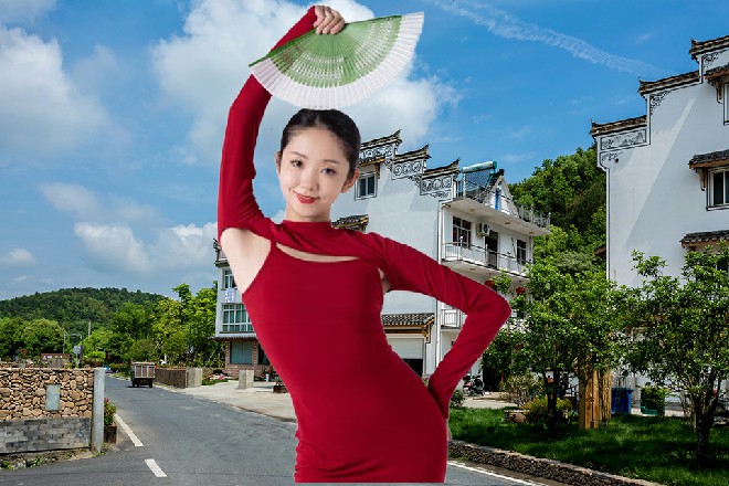 他的右手变得青玉一般，自己的力量不断向着手掌里面汇聚