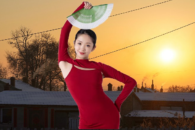 棒球帽有些吃惊，瞪圆了眼睛，看着伸着一只拳头的若依