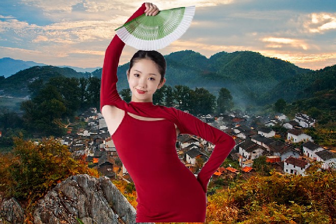 董晴也被那个印度人纠缠着，一时之间不能过来施以援手