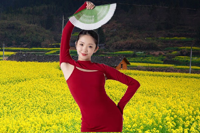 剩下的人纷纷逃跑，而红色妖姬策马立足，大刀横着挥舞出去