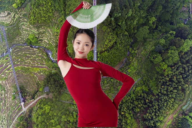 夜场瞬间乱成一团，周围的人惊叫连连，四下拥挤散开
