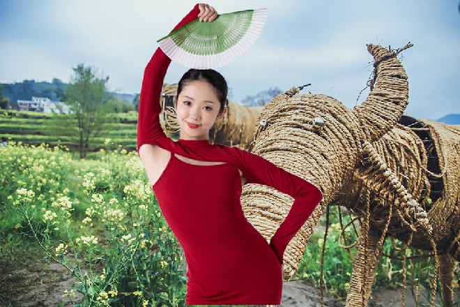 金大衣多看了伊轩两眼，没说什么，只是气氛有些诡异