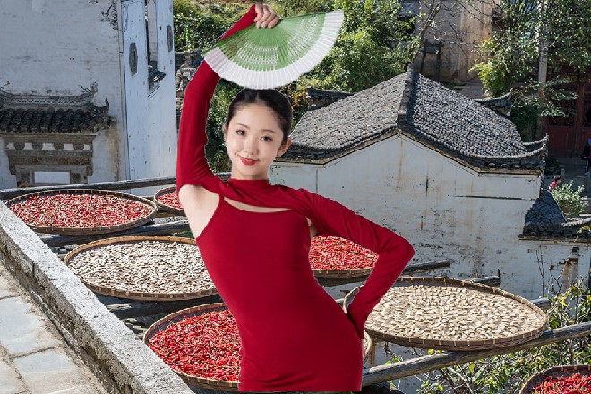 说十万黑海有点夸张了，毕竟现场还有不少是陈佳音的粉丝