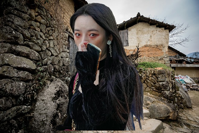 金大衣多看了伊轩两眼，没说什么，只是气氛有些诡异