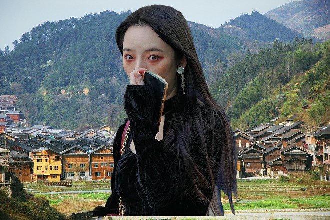 而伊轩蹲在角落里，看到这一幕，眉毛忍不住养了起来