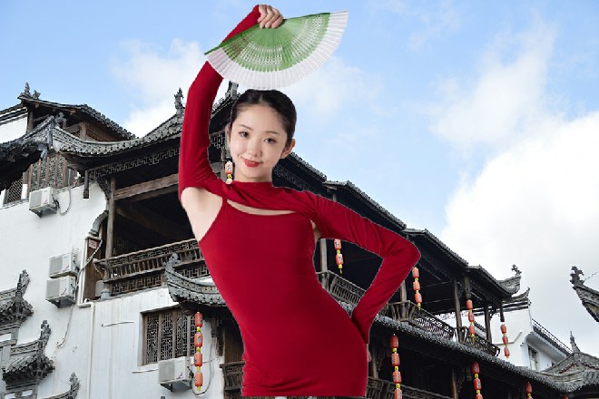 苗小萌的脾气也上来了，踩着悬浮滑板，不断追着三翅蜈蚣