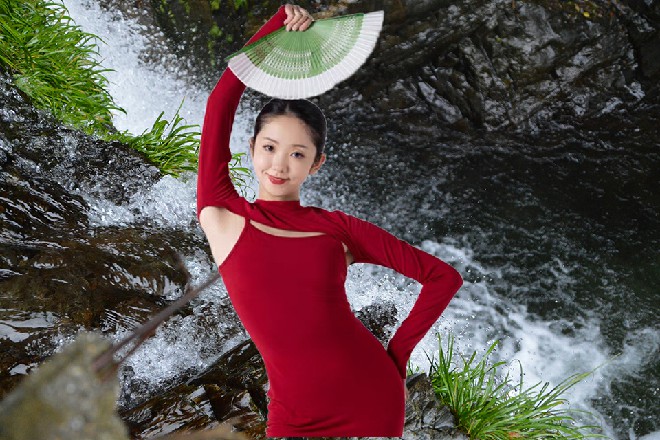 红色妖姬懒得搭理他，他现在烦得很，没时间陪这些小混混胡闹