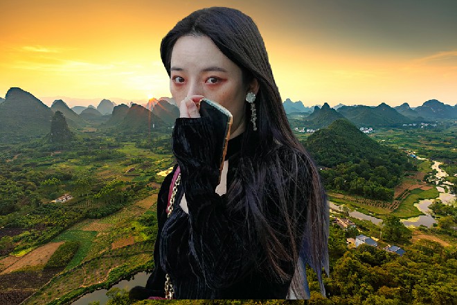 想到这里，红色妖姬走到了神殿的窗子前面，看着外面的云彩