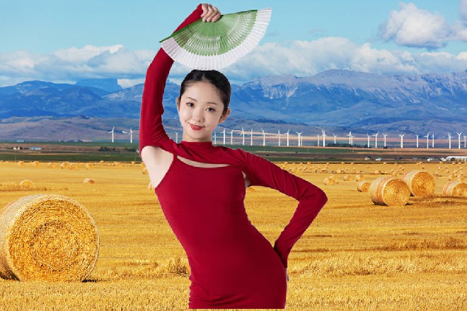 唔，我还想叫点吃的，肚子好饿，帮我叫个客房服务吧