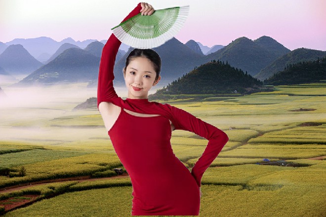 红色妖姬甩了甩有些酸麻的手臂，这龙枭涯的一拳果然不是盖的