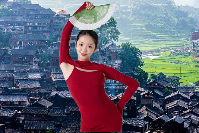 那插在地面上的大剑直接抬起来，然后瞬间向着蜂王刺过来