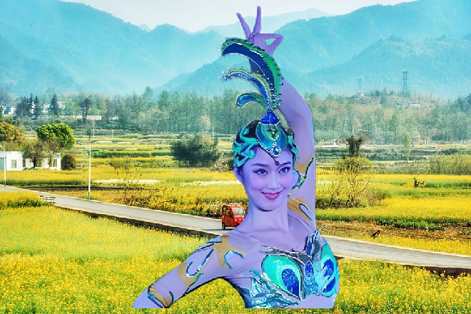 大妈屁颠屁颠地去打电话了，而苏曼s却有些怀疑地看着天道