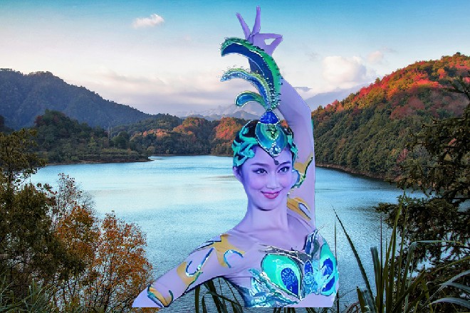 武皇的口中吐出一大口鲜血，不可思议地看着自己的长孙