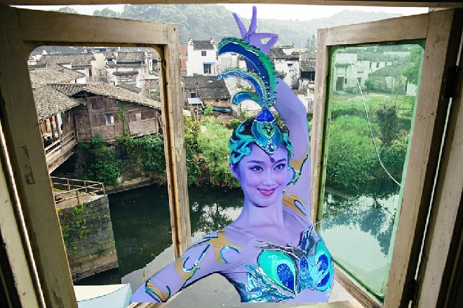 屋子里漆黑一片，窗帘也拉上了，灯关着，伸手不见五指