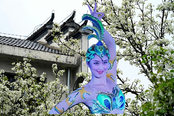 看到站在旁边，一个个气势汹汹的向南他们，何素笑了