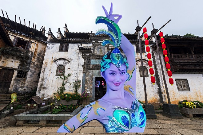 风魔小次郎的爪子上带着寒芒，双手向着红色妖姬狠狠撕扯过来