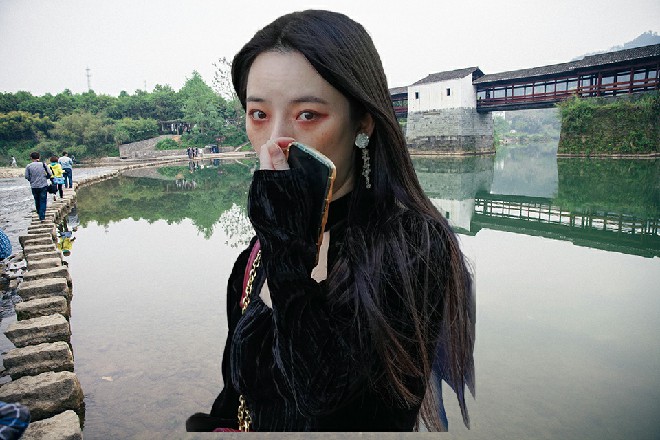 八嘎，胡说什么本小姐，本小姐怎么可能会喜欢这种白痴