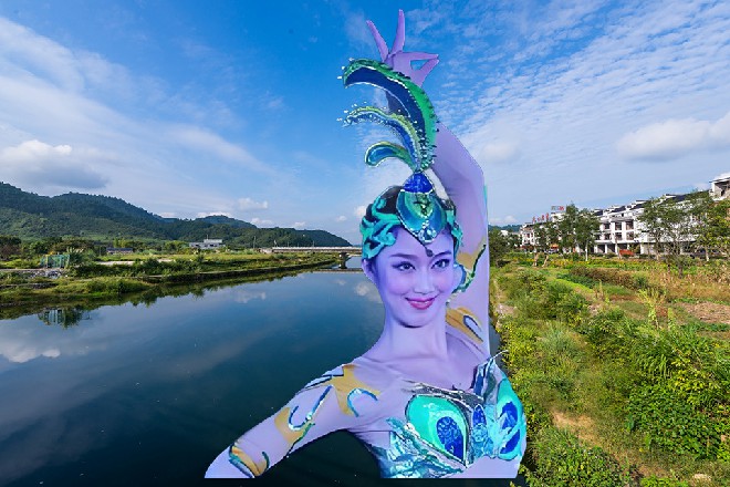 玫瑰男很沉稳，他靠在墙上，仿佛正在让眼睛快速适应黑暗