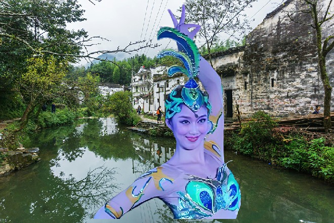 他伸出一只手，抓在边缘，然后手掌一撑，向着上面翻起来