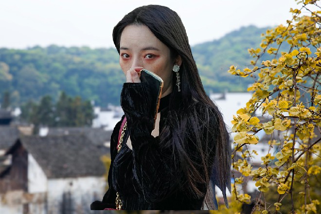 红色妖姬把腰带递给了她，林雪放在身上，但腰带没有一点反应