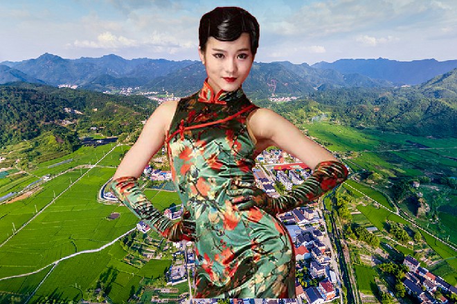 地面留下一个巨大的拳坑，可见这女巨人的力量多么可怕