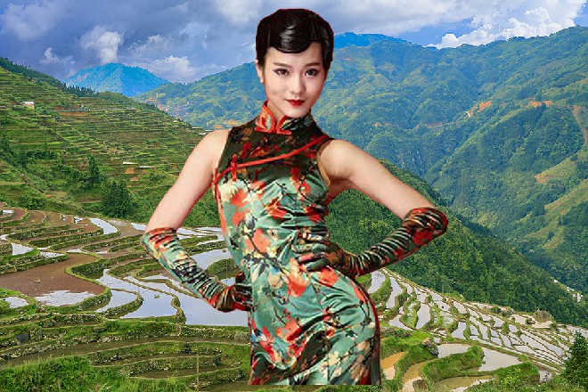 没等他想明白，红色妖姬的手掌已经扣在了那拎刀悍匪的脑袋上