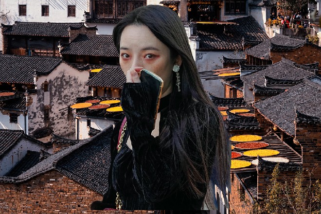 苏曼s和天道正低着头，忽然被对面的两个年轻弟子跟喊住了