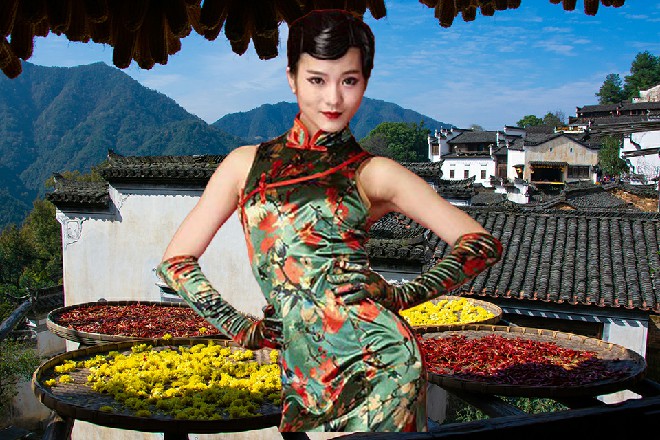 红色妖姬倒立在地上，伸出双手，撑着地面，不断做着起伏动作
