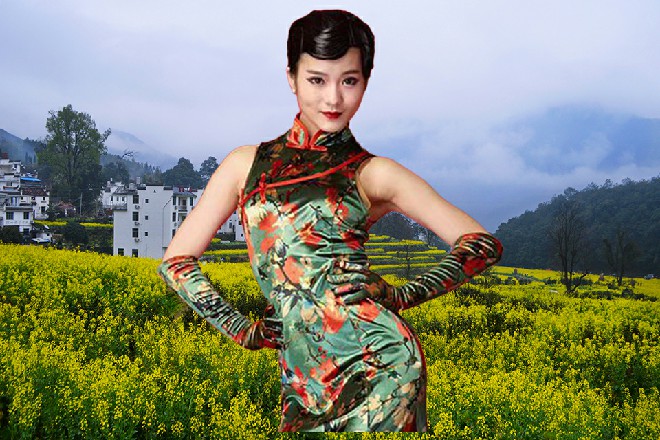 他一甩自己金色的长发，接着身上出现了一套黑色的西装