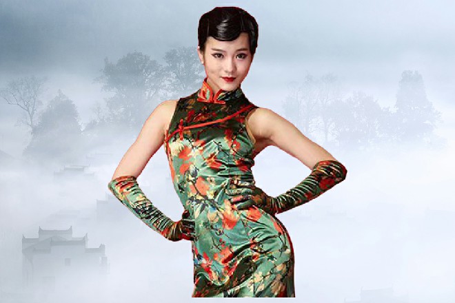 而诺曦S抱着胳膊，站在那里，身后还是那敞开的城门