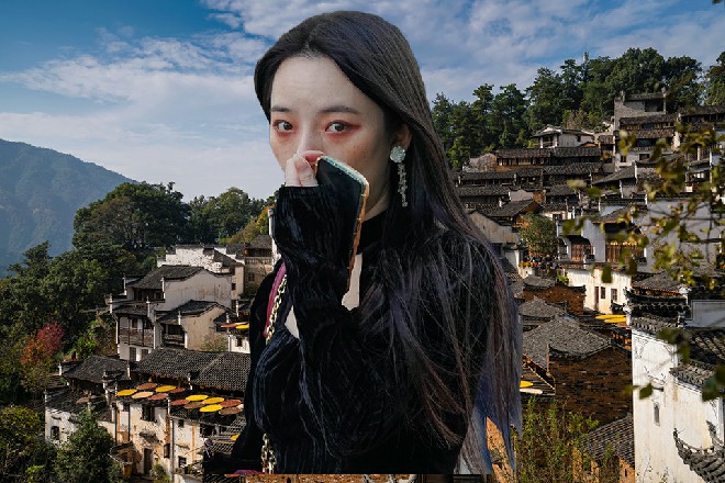 女中间人也下意识地捂住了自己的耳朵，显然有些承受不住