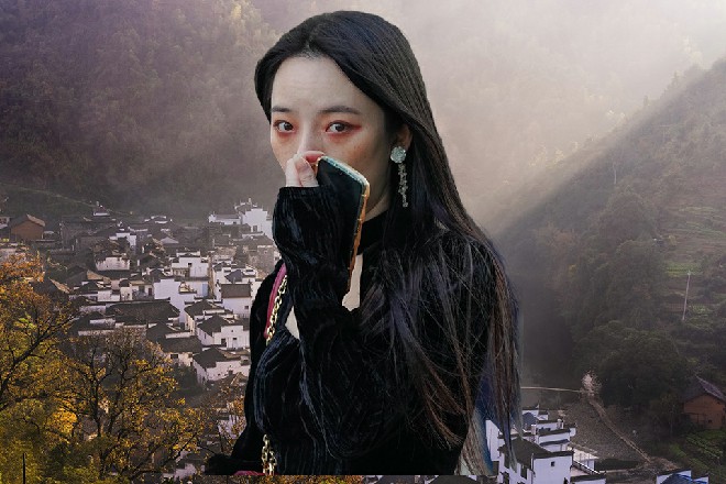 侍女点点头，也不敢多说话，乖乖领着苏曼s往客房的方向走去